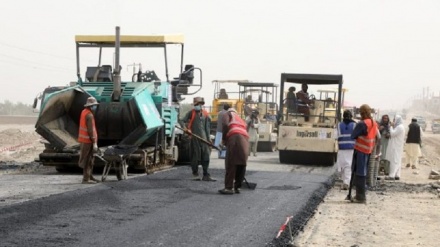 آغاز کار بازسازی بخشی از شاهراه کابل–قندهار با حضور ملا برادر