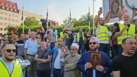 ہاتھ میں قرآن پاک لئے مسلمانوں کا سویڈن میں مظاہرہ (ویڈیو)