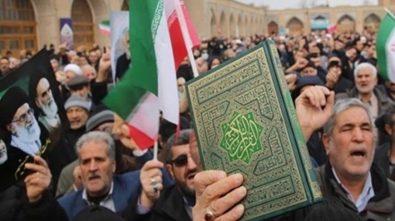 ایران کے غیور عوام نے قرآن مجید ہاتھوں میں لے کر احتجاج کیا