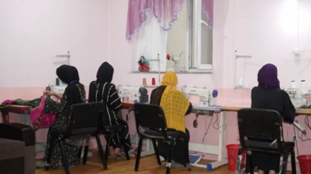 محرومیت آموزشی؛ دخترانی که حالا خیاطی یاد می‌گیرند