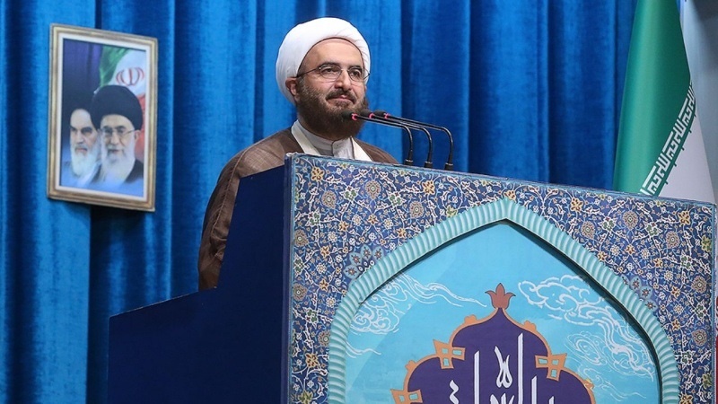  قرآن مجید کی توہین کے ذریعے دشمن دنیا کو دو بلاکوں میں تقسیم کرنا چاہتا ہے: تہران کے امام جمعہ 