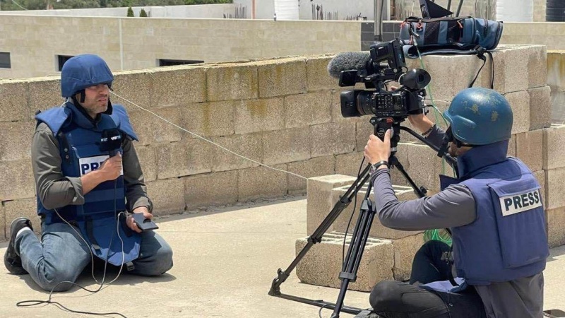 صیہونی دہشتگردوں کے خوف سے بیٹھ کر رپورٹ کرتے فلسطینی نامہ نگار