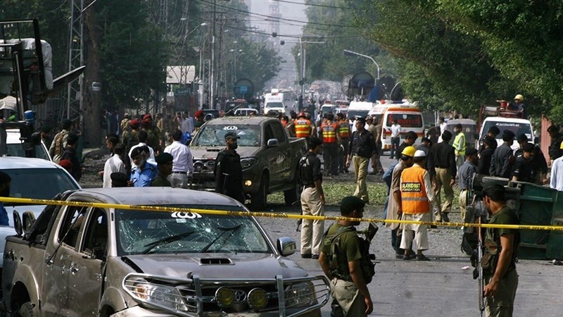 پاکستان: خودکش دھماکہ اور فائرنگ 16 افراد جاں بحق و زخمی