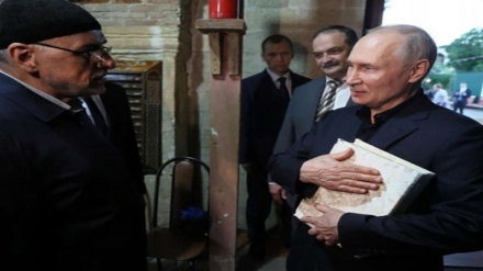 روسی صدر نے قرآن مجید کو سینے سے لگا لیا (ویڈیو)