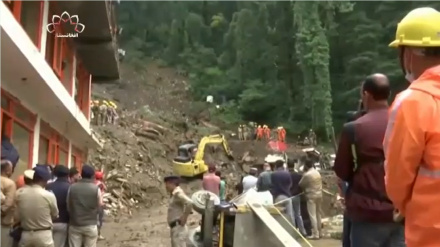 په هند کې د باران او ځمکې ښويېدنې له امله نږدې شپېته کسان مړه شوي دي