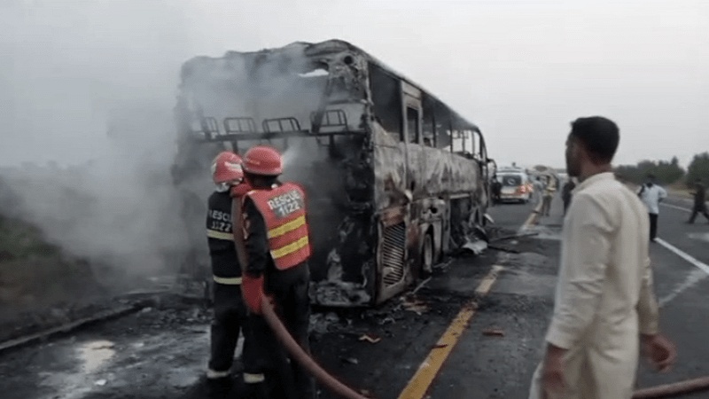  پاکستان: پنڈی بھٹیاں میں بس اور وین کے حادثے میں 16 افراد جاں بحق
