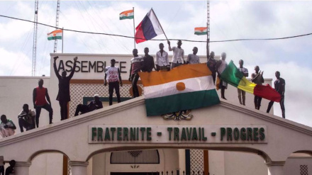 Hiljade demonstranata opkolilo bazu francuske vojske u Nigeru