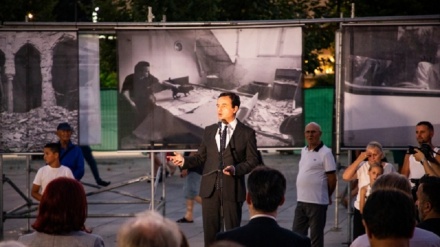 Albin Kurti u centru Prištine otvorio izložbu 'Opsada Sarajeva'