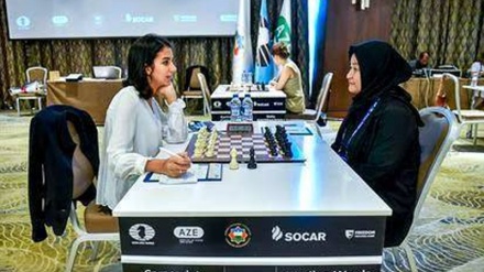 Sara Xadim Şəriə İspaniya vətəndaşı kimi elə ilk çıxışında İndoneziyalı örtülü şahmatçıya məğlub oldu 