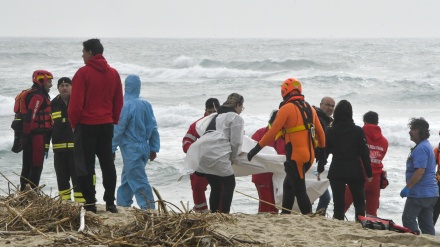 اٹلی کے ساحلی علاقے میں تارکین وطن کی کشتیاں الٹنے سے 30 افراد ڈوب گئے(ویڈیو)