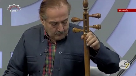 پێکەوە ژەنینی کەمانچە و دەف و دمەک لە وێستگە