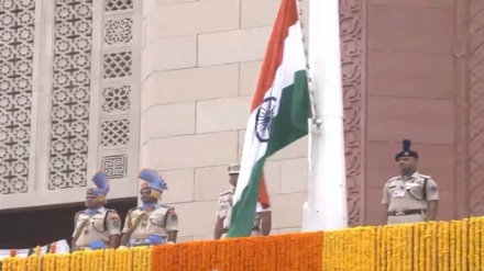 ہندوستانی پارلیمنٹ کی نئی عمارت پر سیشن سے ایک دن پہلے قومی پرچم لہرا دیا گیا