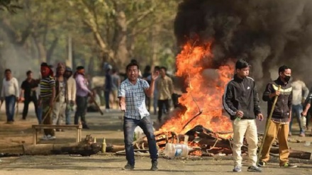 ہندوستان: مظاہرین کا وزیراعلیٰ کے آبائی گھر پر حملہ (ویڈیو)