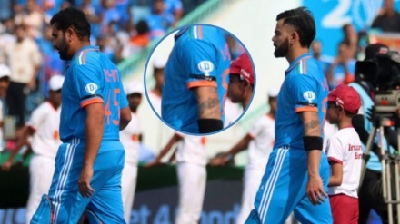 کرکٹ عالمی کپ: انگلینڈ اور ہندوستان کے درمیان میچ جاری، ہندوستانی کھلاڑیوں نے بازو پر کالی پٹی کیوں باندھی؟