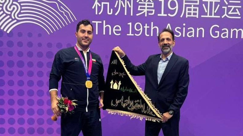 İranlı karate çempionuna Həzrət Abbasın (ə) bayrağı təqdim edildi