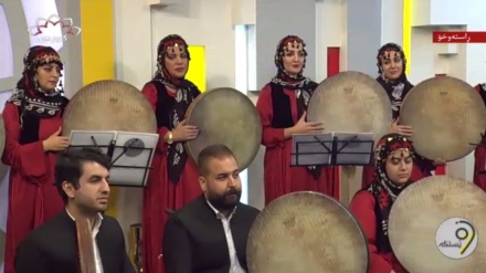 دەف ژەنینی جوانی دە ئافرەت و ٥ پیاو لە بەرنامەی ڕاستەوخۆدا