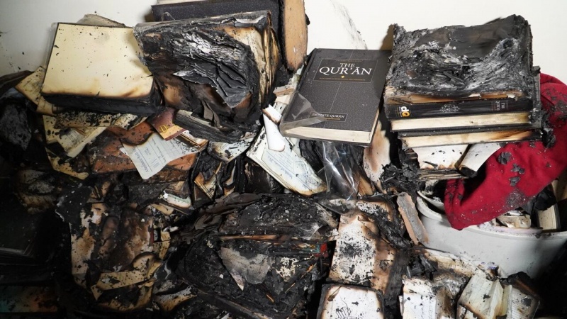 برطانیہ: مسجد پر حملہ، قرآن مجید کو آگ لگا دی گئی