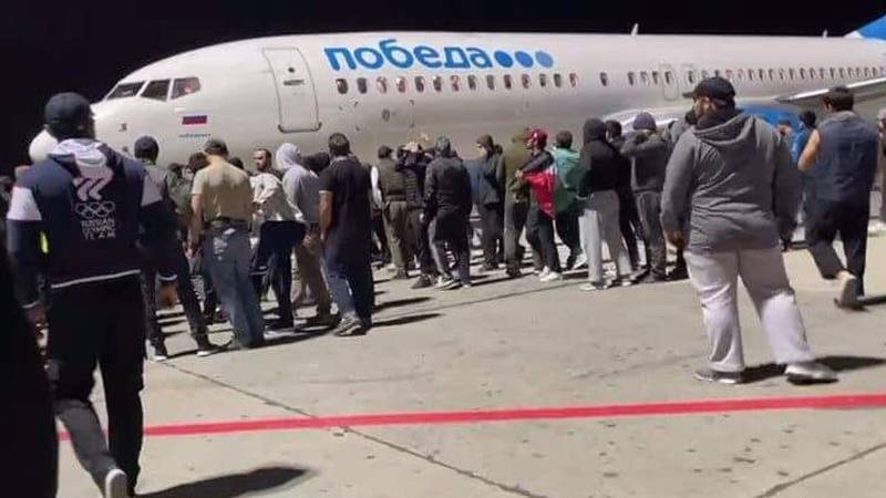 داغستان کے ہزاروں افراد کا ایرپورٹ پر دھاوا، صیہونی مسافروں کو طیارے سے باہر نہ لایا جائے