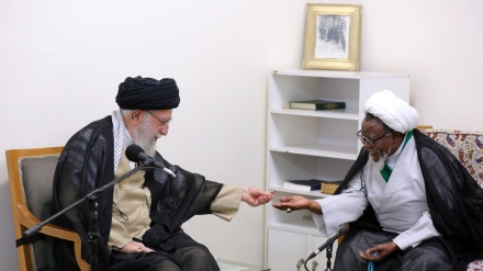 رہبر انقلاب اسلامی نے شیخ ابراہیم زکزاکی سے ملاقات میں انھیں کیا تحفہ پیش کیا 