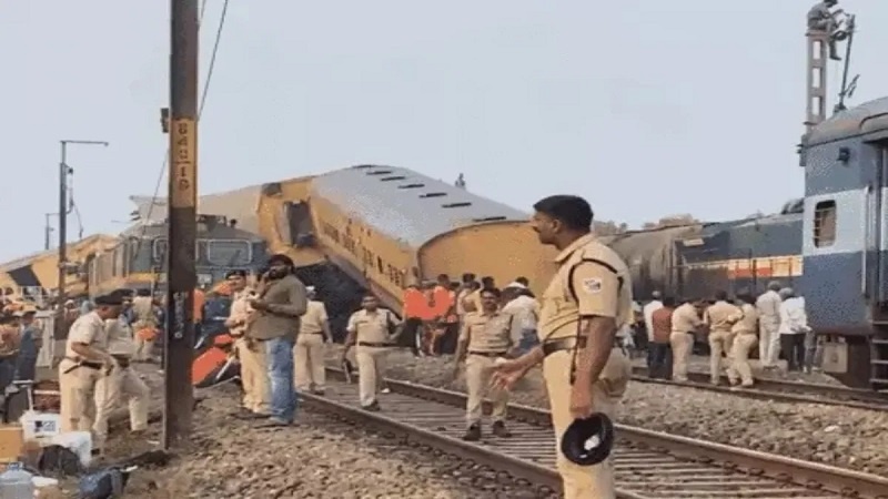 ہندوستان: آندھر پردیش میں ٹرین حادثہ، 14 افراد ہلاک، متعدد ٹرینیں منسوخ