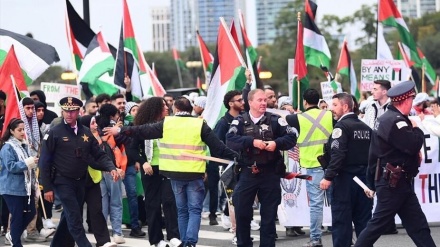 Meşa piştgirên Filistînê  ber bi cihê lidarxistina mîtînga netewî ya sêyem a demokratan li Şîkagoyê