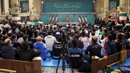 ڕێبەری شۆڕشی ئیسلامی لە دیداری وەرزشواناندا: ڕژێمی زایۆنی لە باهۆزی ئەقسادا بە یەک زەربە پشتی لە عەرز درا
