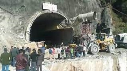 ہندوستان: زیر تعمیر سرنگ میں 40 مزدور پھنسے، پائپ کے ذریعہ آکسیجن کی فراہمی