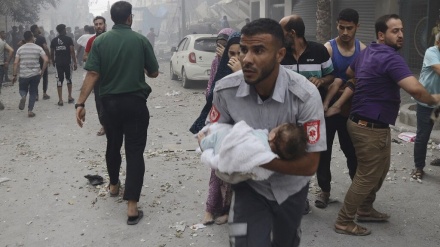 غزه میں اپنی کمسن بچی کو تھامے ایک باپ کے دل خراش نالے (ویڈیو)