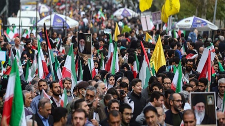 ایران کی فضا آج امریکہ مردہ باد اسرائیل مردہ باد کے نعروں سے گونج اٹھی