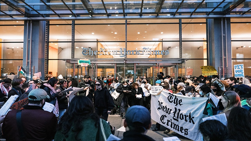 غزہ جنگ کی غلط کوریج پر روزنامہ نیویارک ٹائمز کے دفتر کا گھیراو