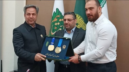 ایرانی کھلاڑی نے اپنے گولڈ میڈل کو حرم امام رضا (ع) کے میوزیم کیلئے وقف کر دیا