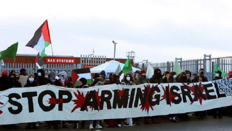 برطانوی مظاہرین نے اسرائیل کو اسلحہ فراہم کرنے والے 4 کارخانوں میں داخلے کے راستے بند کر دیئے