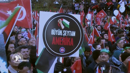 Qindra vetë marshojnë në një tubim pro-palestinez në Turqi