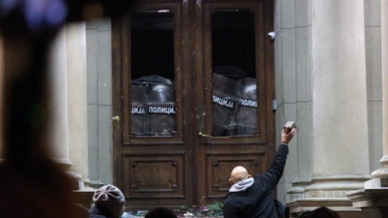 Sedam policajaca povrijeđeno tokom protesta u Beogradu