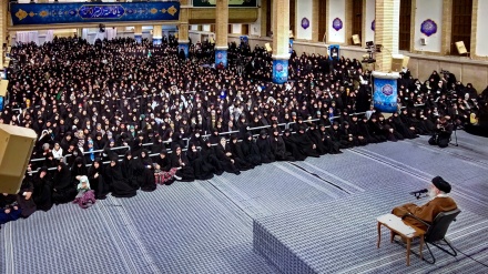 مختلف شعبوں میں سرگرم ممتاز خواتین کی رہبر انقلاب اسلامی سے ملاقات