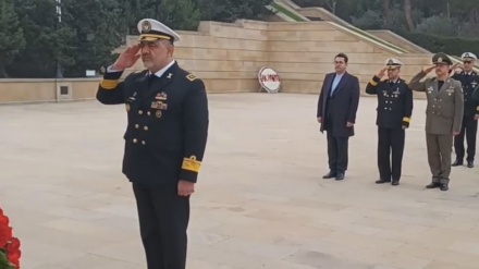 İran Dəniz Qüvvələrinin komandanı Bakıda Şəhidlər Xiyabanını ziyarət edib