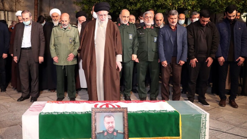 شام میں شہید ہونے والے ایرانی کمانڈر کی آخری رسومات، نماز میت رہبر انقلاب اسلامی نے پڑھائی