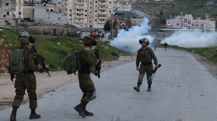 غاصب صیہونی فوجیوں کے غرب اردن کے کئی علاقوں پر حملے، دو فلسطینی نوجوان گرفتار