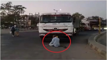 ہندوستان: گجرات پولیس نے سڑک پر نماز پڑھنے کے سبب ٹرک ڈرائیور کو گرفتار کر لیا