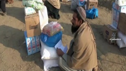 سره میاشت افغانستان به 350 خانواده مهاجر در تورخم کمک کرد