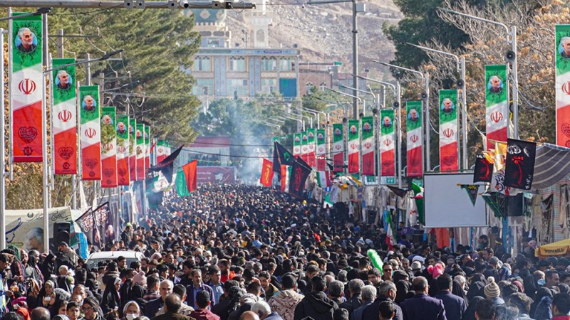 Iranianët i bëjnë homazhe gjeneralit Sulejmani në 4-vjetorin e martirizimit në Kerman