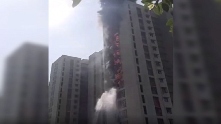 ہندوستان: ممبئی میں ایک رہائشی عمارت شدید آگ کی لپیٹ میں + ویڈیو