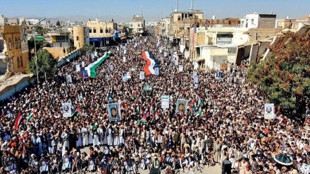  یمنی عوام سڑکوں پر نکل آئے، امریکہ اور برطانیہ کو منھ توڑ جواب دینے کااعلان 