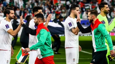 ایشیا کپ فٹبال  کے دوران ایران اور فلسطین کی دوستی کا شاندار جلوہ (ویڈیو) 