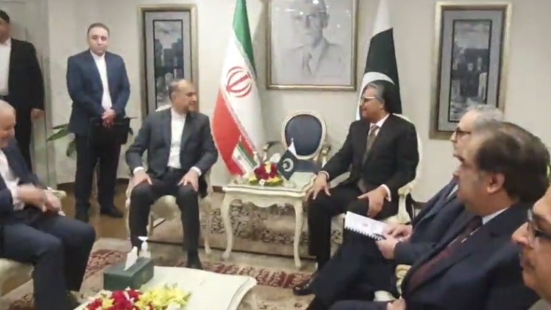 Pakistanın xarici işlər naziri İranlı həmkarı ilə rəsmi görüş keçirib