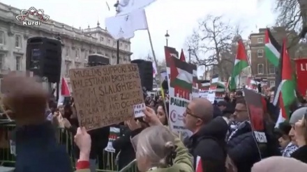  Ragihandina hevgirtina bi xelkê Xezeyê re li ber nivîsgeha serokwezîrtiya   Inglîzê