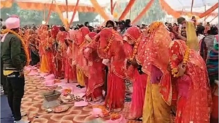 ہندوستان: دُلہن حاضر دُولہا غائب، سرکاری خرچے پر بغیر دُولہوں کے اجتماعی شادیاں، دلہنوں نے شادی کا ہار بھی خود ہی اپنے گلے میں ڈالا+ ویڈیو