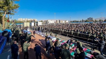  کرمان کے شہداء کا جلوس جنازہ، امریکا مردہ باد اسرائیل مردہ باد کے نعروں سے فضا گونج اٹھی