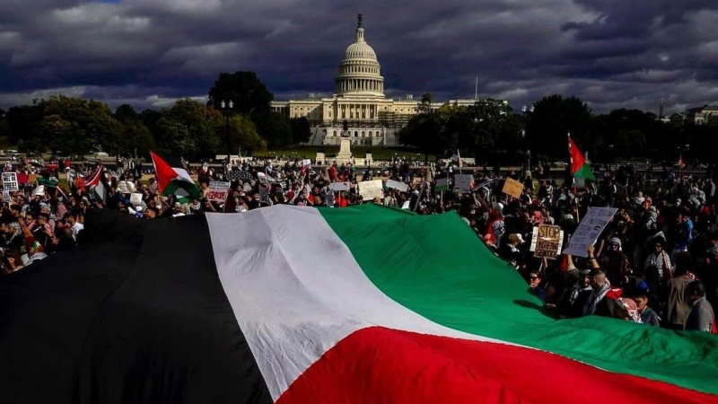 امریکی مظاہرین کی جانب سے فلسطین میں جنگ کے فوری خاتمے کا مطالبہ