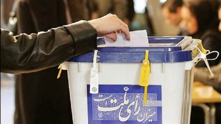 ایران میں جمعہ کو ہونے والے انتخابات کی گہماگہمی